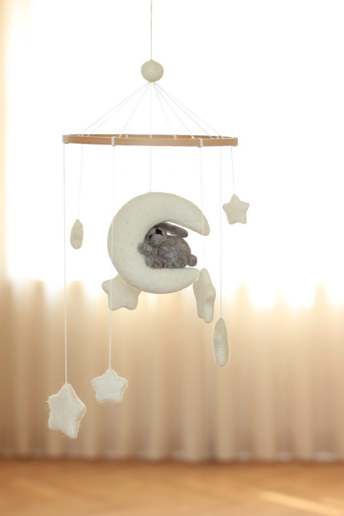 Uro til den originale sansegynge - med kanin og måne