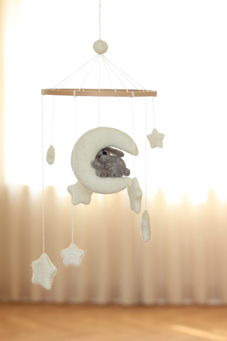 Uro til den originale sansegynge - med kanin og måne